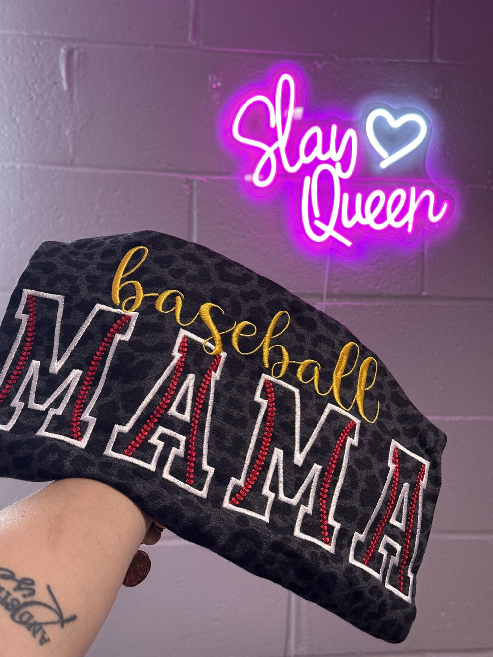 Black sweatshirt with baseball MAMA embroidery